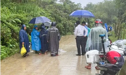 Thương tâm: Áo mưa mắc vào bánh xe máy, người phụ nữ 25 tuổi tử vong trên đường đưa con đi học về