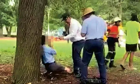 Giáo sư đại học danh tiếng mặc đồng phục, trà trộn vào trường cấp 3 để chụp lén hàng chục nam sinh