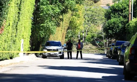 Nóng: Người phụ nữ ngồi trong xe bắn hàng loạt phát súng vào biệt thự của nữ ca sĩ Rihanna