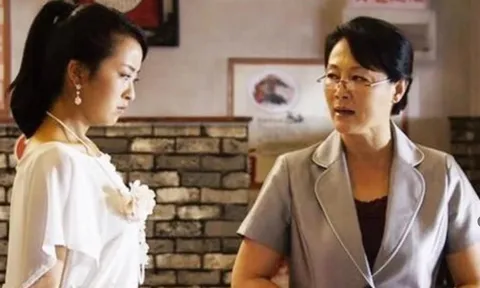 Ngày ra tòa ly hôn, tôi chạm mặt mẹ chồng trong phòng khách, câu nói của bà khiến tôi chết lặng