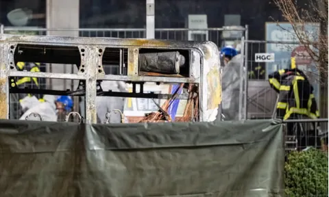 Xe buýt bốc cháy dữ dội, 6 người tử vong