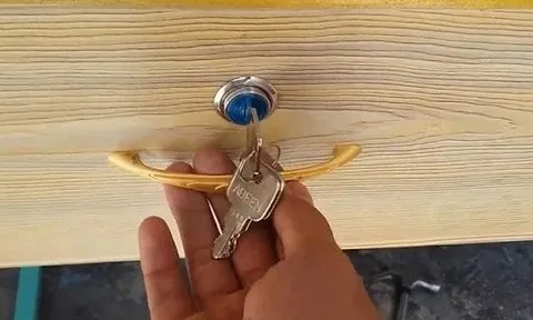 Ngày cưới xong, mẹ chồng đưa tôi một chiếc chìa khóa… mở ra sự thật động trời