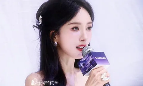 Netizen "đứng hình" trước nhan sắc đời thực của Dương Mịch: Có thật là đã U40?