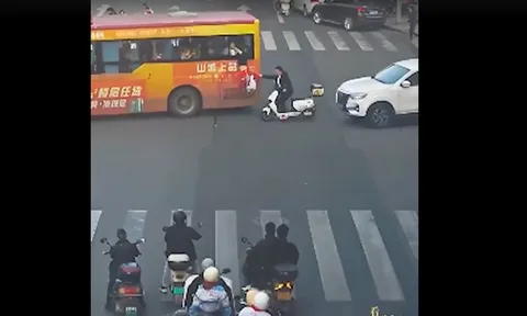 Thấy bé gái treo lơ lửng trên xe buýt, người đàn ông vứt xe máy lao tới: Danh tính "người hùng" gây ngỡ ngàng