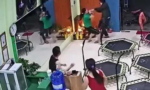 Công an xác minh clip người đàn ông bịt mặt, táo tợn xông vào phòng tập cướp dây chuyền: Camera ghi lại cảnh kinh hãi