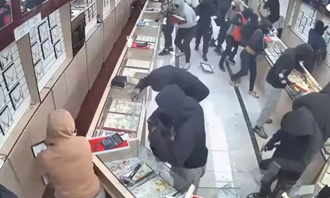 Gần 20 kẻ đeo mặt nạ, cướp sạch tiệm trang sức ở Mỹ chỉ trong 70 giây