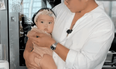 Loạt khoảnh khắc đáng yêu trong series ăn dặm của ái nữ nhà Ngô Thanh Vân: Có hẳn “đầu bếp riêng” đặc biệt