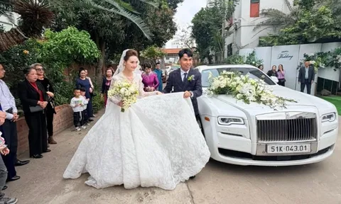 Hành động "tan chảy" của mẹ vợ chú rể Đức Huy ngay tại tiệc cưới với MC Mù Tạt, cả khán phòng lặng đi