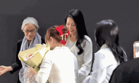 Tình huống khó xử tại cine tour Quỷ Nhập Tràng 2: Nghệ sĩ Thanh Hiền đưa tay nhận quà rồi lặng lẽ rút lại