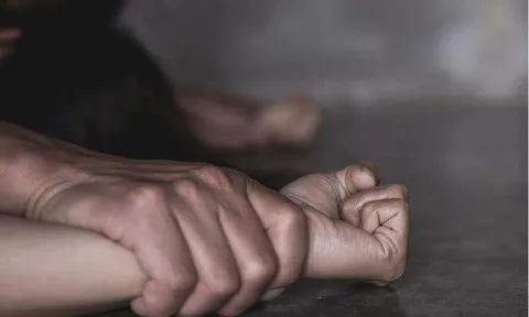 Thiếu nữ 13 tuổi bị bạn trai ép cởi đồ, quỳ gối bò ở công viên rồi quay lại clip