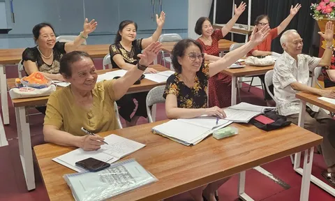 Cô gái 9X 7 năm dạy tiếng Anh miễn phí cho người già ở Hà Nội