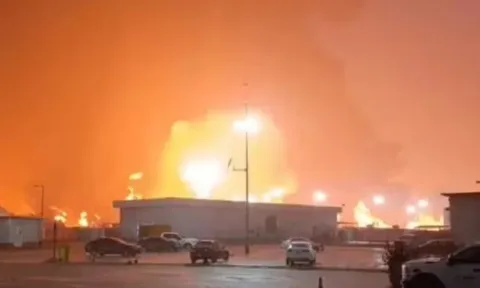 Cháy lớn tại nhà máy lọc dầu, 5 người thiệt mạng: Hiện trường hỗn loạn