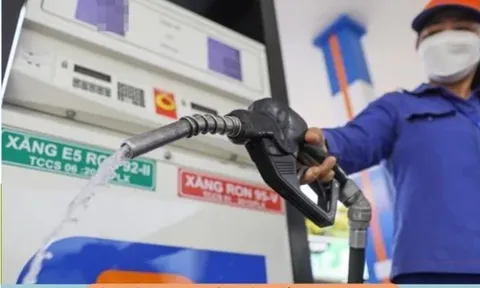 Thế giới “nóng” vì chiến sự, giá dầu bật tăng mạnh: Giá xăng trong nước là bao nhiêu?