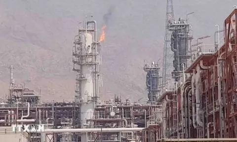 Thị trường chao đảo: Khí đốt, dầu thô đồng loạt tăng mạnh vì chiến sự