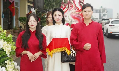 Bức ảnh viral đám cưới: Spotlight tưởng cô dâu, hóa ra là chị gái chú rể