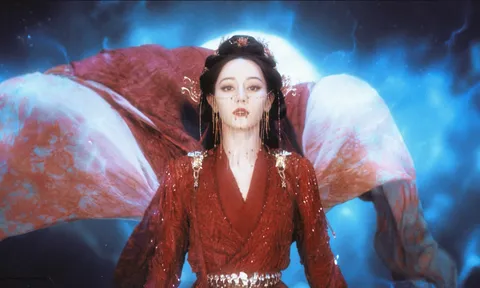 Thoát mác "mỹ nữ vạn người mê", Địch Lệ Nhiệt Ba trở thành Quỷ vương đầy sát khí