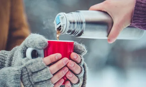 Tức giận suốt nửa năm vì quà cưới ‘vô giá trị’ của bạn thân, cô gái bất ngờ bật khóc khi phát hiện bí mật ẩn dưới đáy cốc