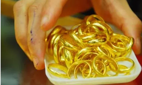 Bàng hoàng phát hiện vàng tiền tỷ “không cánh mà bay” ngay dưới chân cầu thang, chỉ vì một lần vợ mượn đi đám giỗ