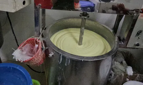 Cận cảnh thùng kem trộn "siêu to khổng lồ" bên trong “công xưởng” kem trộn vừa bị triệt phá tại TP.HCM