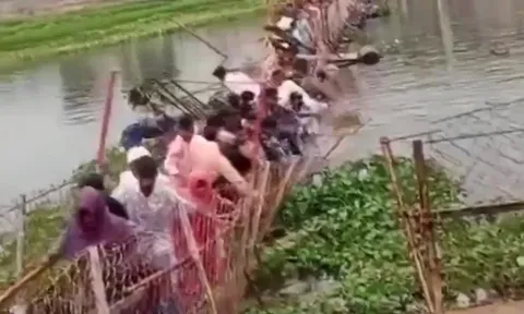 Cây cầu bất ngờ bị sập, hàng chục người bị rơi xuống, 4 trẻ bị nước cuốn tử vong thương tâm