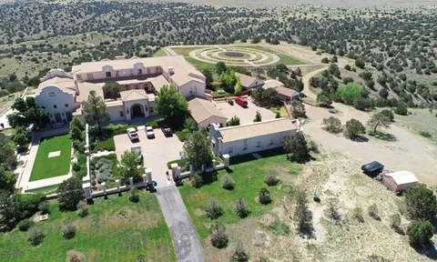 Hé lộ góc khuất rùng mình trong khu nghỉ dưỡng 4.000 ha của "tỷ phú ấu dâm" Epstein: "Địa ngục ngầm" trong khu nghỉ dưỡng tỷ đô