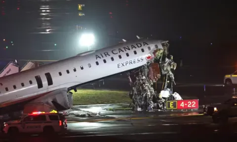 Tai nạn hi hữu ở sân bay Mỹ: Máy bay đâm trúng xe cứu hỏa, 2 phi công tử vong, hàng chục người nhập viện