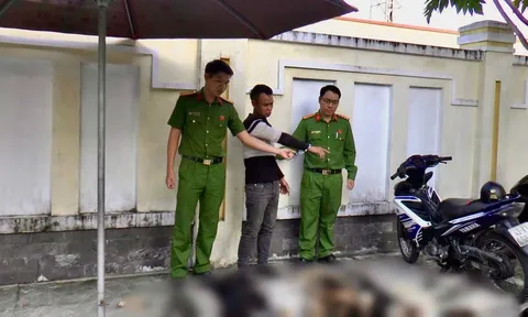 Khống chế, bắt giữ tại chỗ Trương Công Tuấn Anh cùng một bao tải tang vật