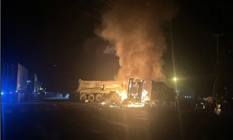 Xe tải biến thành "đuốc sống" sau cú tông cực mạnh, cháy rụi chỉ còn đống sắt vụn