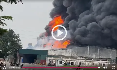 Video: Lửa đỏ rực bao trùm xưởng tái chế nhựa ở Hưng Yên, khói cao hàng chục mét