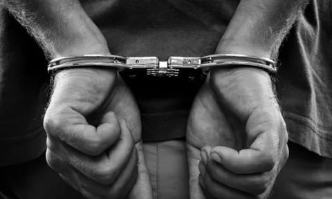 Rapper nổi tiếng bị bắt vì bạo lực gia đình: Những chi tiết gây sốc tại sân bay khiến fan bàng hoàng