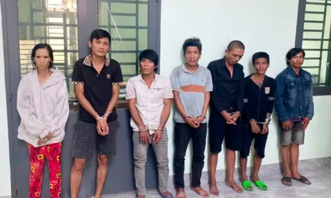 Đột kích rừng tràm, phát hiện 6 người đàn ông và 1 phụ nữ "làm chuyện động trời"