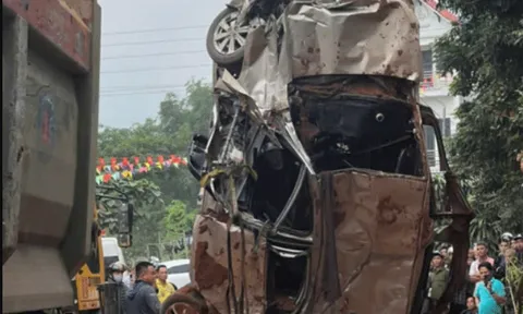 Những hình ảnh kinh hoàng tại hiện trường vụ lật xe tải ở Phú Thọ: Hàng chục tấn đất phủ kín 2 phương tiện và 2 nạn nhân