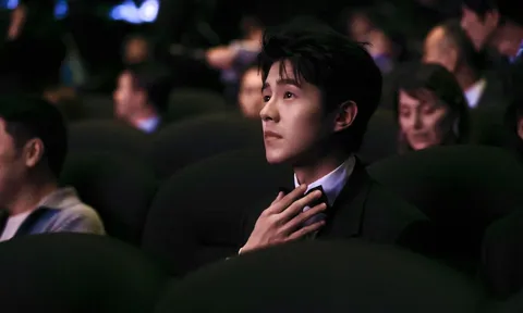 Hình tượng "nam thần thanh xuân" tan vỡ: Lưu Hạo Nhiên vướng nghi vấn đi quán bar "tay vịn"