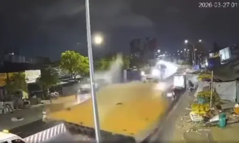 Clip kinh hoàng: Tấm thép 10 tấn rơi xuống, đè nát cabin xe rác khiến tài xế tử vong