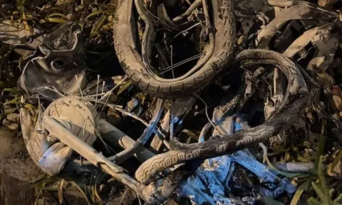 Hiện trường kinh hoàng ở Thượng Phúc: Xe máy bị vò nát hoàn toàn sau tai nạn với tàu SE19, hai cô gái 23 tuổi tử vong