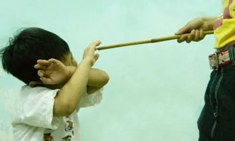 Diễn biến mới vụ phụ huynh vào trường đánh học sinh 10 roi: 2 cô giáo bị đình chỉ giảng dạy