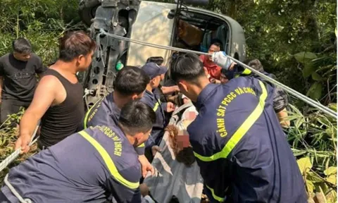 Xe 29 chỗ lao xuống vực tại Tam Đảo, nhiều người bị thương, trong đó có trẻ em