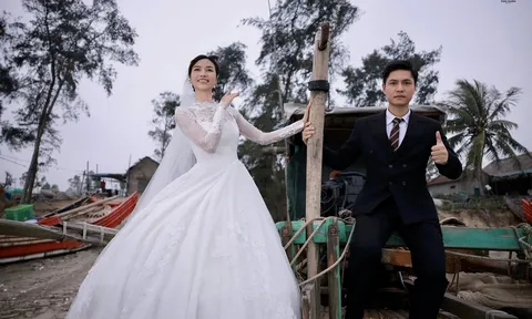 Không phải lãng mạn, đây là cách Linh - Lợi (VTV) "quậy đục nước" làng chài trong bộ ảnh cưới
