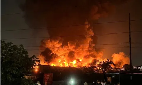 Cháy xưởng gỗ đối diện Bệnh viện K: Người dân kể phút hoảng loạn khi lửa bùng lên