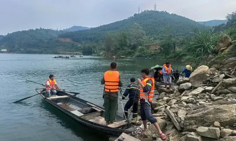 Lật thuyền giữa đêm trên hồ thủy điện Chiêm Hóa, bố mẹ mất tích: Con trai đã may mắn sống sót bằng cách nào?