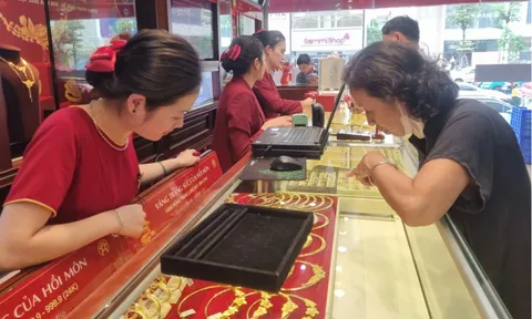 Giá vàng chiều 30/3: “Bật tăng” 2,4 triệu đồng/lượng chỉ trong vài giờ, lý do bất ngờ là gì?