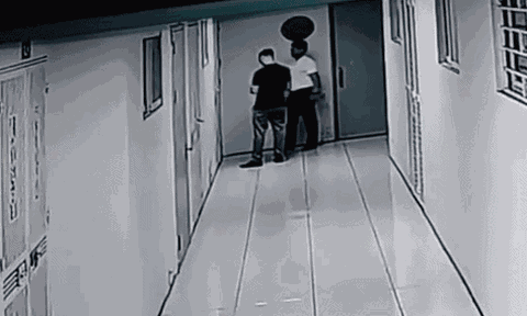 Công an vào cuộc vụ người đàn ông đập cửa, chửi bới 2 cụ bà trong chung cư ở Hà Nội: Hé lộ thân thế và nguyên nhân gây rối