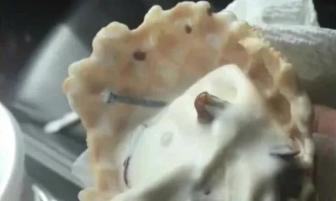 Nuốt phải vật thể "lạ" khi ăn kem, người phụ nữ được đền bù "khủng", con số khiến ai cũng phải dụi mắt