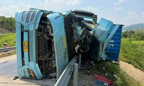 Hiện trường thảm khốc: Xe container đè trúng xe máy, 3 người tử vong