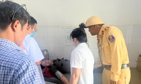 Người phụ nữ nghi đột quỵ khi lái xe, được CSGT Lâm Đồng hỗ trợ trong “phút vàng”, thoát nguy hiểm