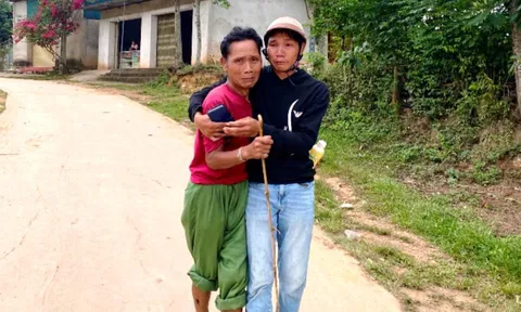 Khoảnh khắc vỡ òa tìm được cụ ông 73 tuổi đi lạc 30km suốt đêm