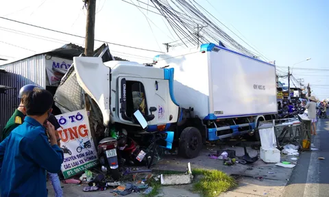 Hiện trường kinh hoàng: Xe tải lao như “thần tốc”, cuốn 5 xe máy và hàng loạt sạp hàng, tài xế nguy kịch