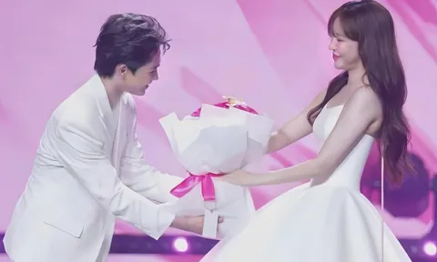 Phát hờn với khoảnh khắc Tăng Duy Tân nắm tay Bích Phương không rời giữa đám đông