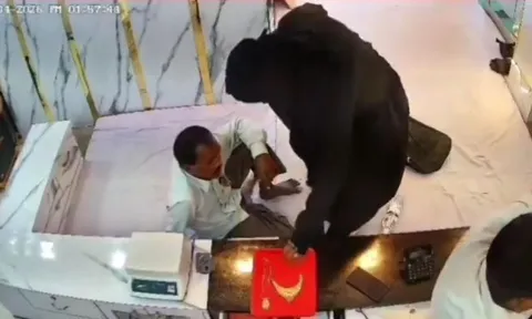 "Nữ quái" dùng súng cướp cửa hàng vàng, cảnh sát hé lộ chi tiết "đắt giá" từ camera giám sát