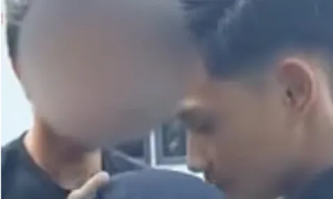 "Ngả mũ" thán phục người đàn ông bắt quả tang vợ ngoại tình, vẫn ôm vai tình địch dặn dò: “Hãy chăm sóc cô ấy thật tốt"